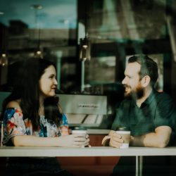 Man en vrouw drinken koffie