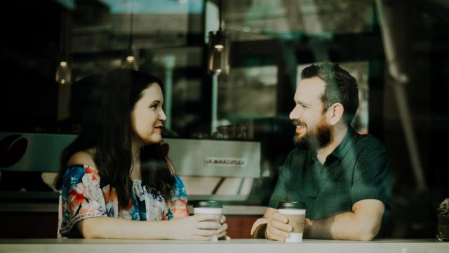 Man en vrouw drinken koffie